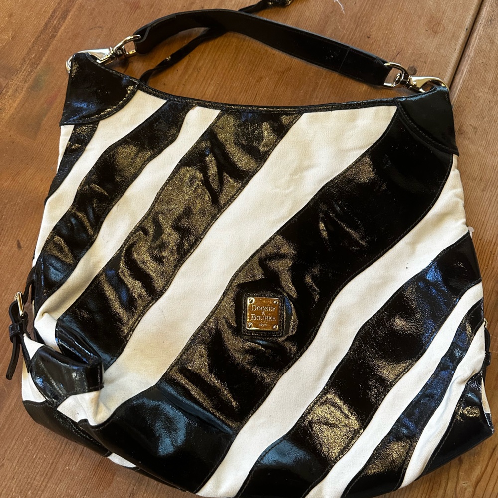 Dooney & Bourke black patent leather and white canvas sac purse.
